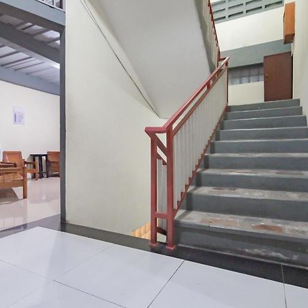 Hotel Reddoorz Syariah At Cigadung Raya Street Bandung Exterior foto