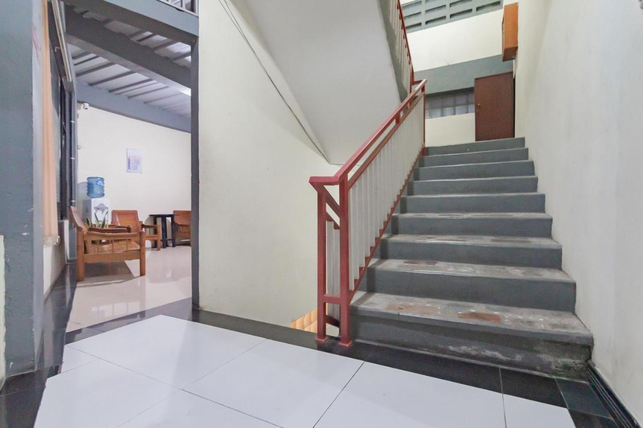Hotel Reddoorz Syariah At Cigadung Raya Street Bandung Exterior foto